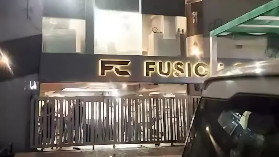 5 करोड़ की रंगदारी के लिए कार शोरूम पर ताबड़तोड़ फायरिंग, लॉरेंस गैंग से गैंगवॉर की सुगबुगाहट 5 करोड़ की रंगदारी के लिए कार शोरूम पर ताबड़तोड़ फायरिंग, लॉरेंस गैंग से गैंगवॉर की सुगबुगाहट