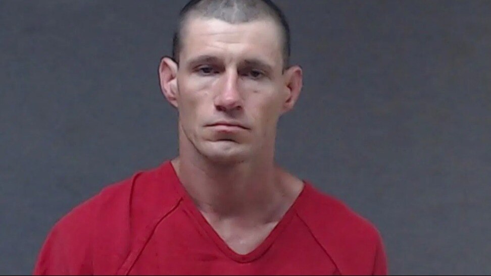 लेडीज ड्रेस में छुपे शातिर को उसकी मर्दाना चाल ने दिया धोखा, फिर पुलिस ने ऐसे दबोचा लेडीज ड्रेस में छुपे शातिर को उसकी मर्दाना चाल ने दिया धोखा, फिर पुलिस ने ऐसे दबोचा