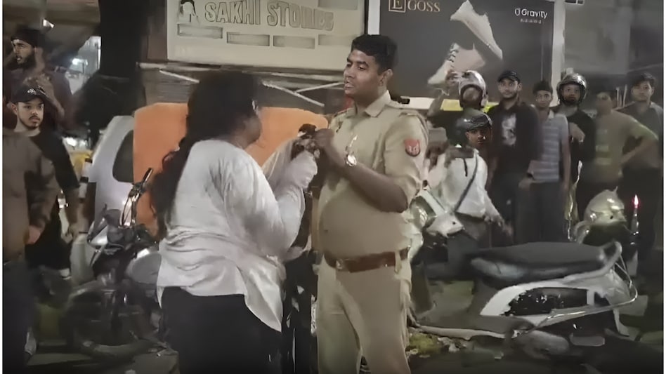 पैंट उतार कर पुलिसवालों से भिड़ गई ये महिला, शराब पी कर किया सरेबाजार तमाशा पैंट उतार कर पुलिसवालों से भिड़ गई ये महिला, शराब पी कर किया सरेबाजार तमाशा