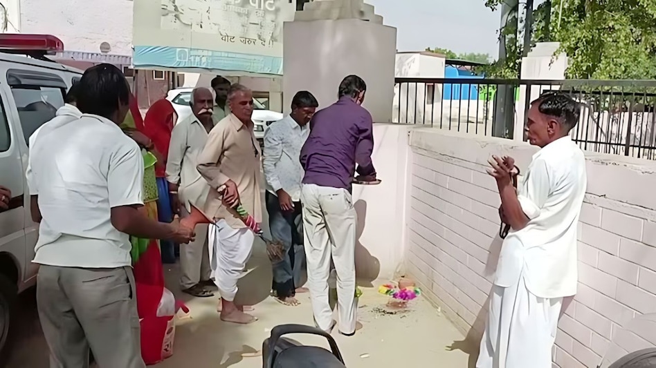 शव के बाद मृतक की आत्मा लेने भी अस्पताल पहुंच गए परिजन, अस्पताल में करने लगे तांत्रिक क्रियाएं शव के बाद मृतक की आत्मा लेने भी अस्पताल पहुंच गए परिजन, अस्पताल में करने लगे तांत्रिक क्रियाएं