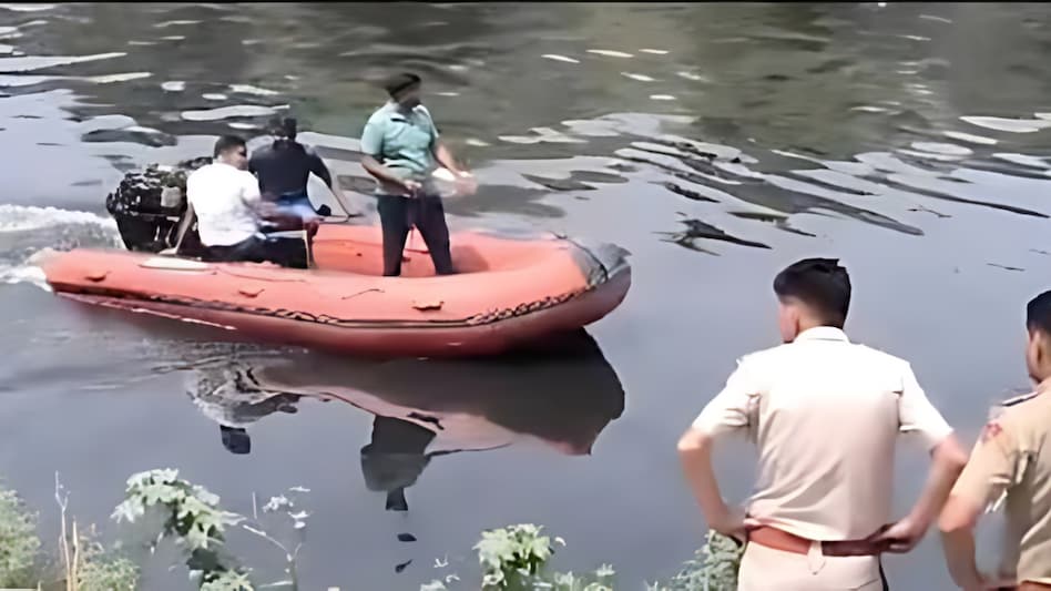 एक बाप का महापाप, 3 साल की बेटी को किन्नर समझ नहर में फेंक दिया एक बाप का महापाप, 3 साल की बेटी को किन्नर समझ नहर में फेंक दिया