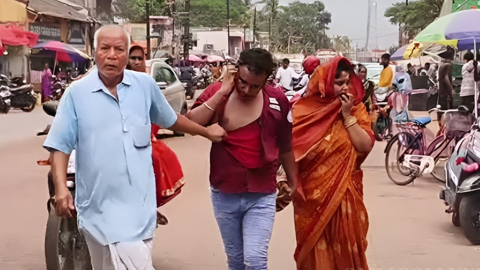 दूसरी शादी कर रहा था बेटा, पिता ने रची मिसाल, कोर्ट से घसीटकर ले गए थाने..कर दिया पुलिस के हवाले दूसरी शादी कर रहा था बेटा, पिता ने रची मिसाल, कोर्ट से घसीटकर ले गए थाने..कर दिया पुलिस के हवाले