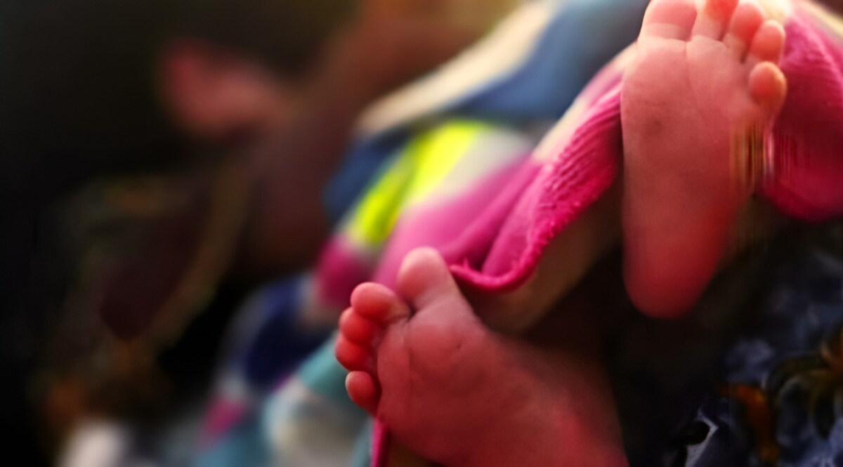 तीन मासूम बच्चों को स्टेशन पर बिलखता छोड़ गए मां बाप, पुलिस को है मां बाप की तलाश CrimeTak