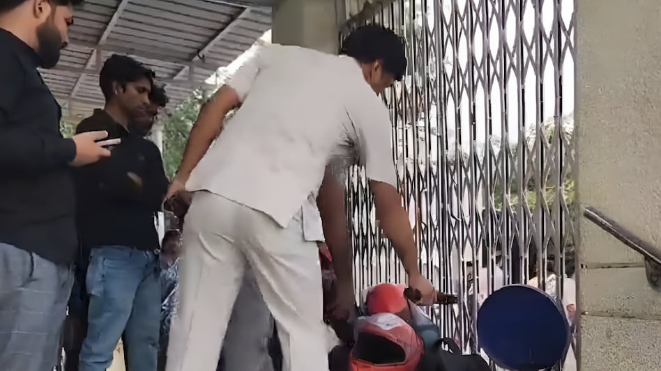 दिल्ली के दो अस्पतालों, आईजीआई हवाईअड्डे को बम से उड़ाने की धमकी मिली, रुस के डोमेन से आया मेल दिल्ली के दो अस्पतालों, आईजीआई हवाईअड्डे को बम से उड़ाने की धमकी मिली, रुस के डोमेन से आया मेल