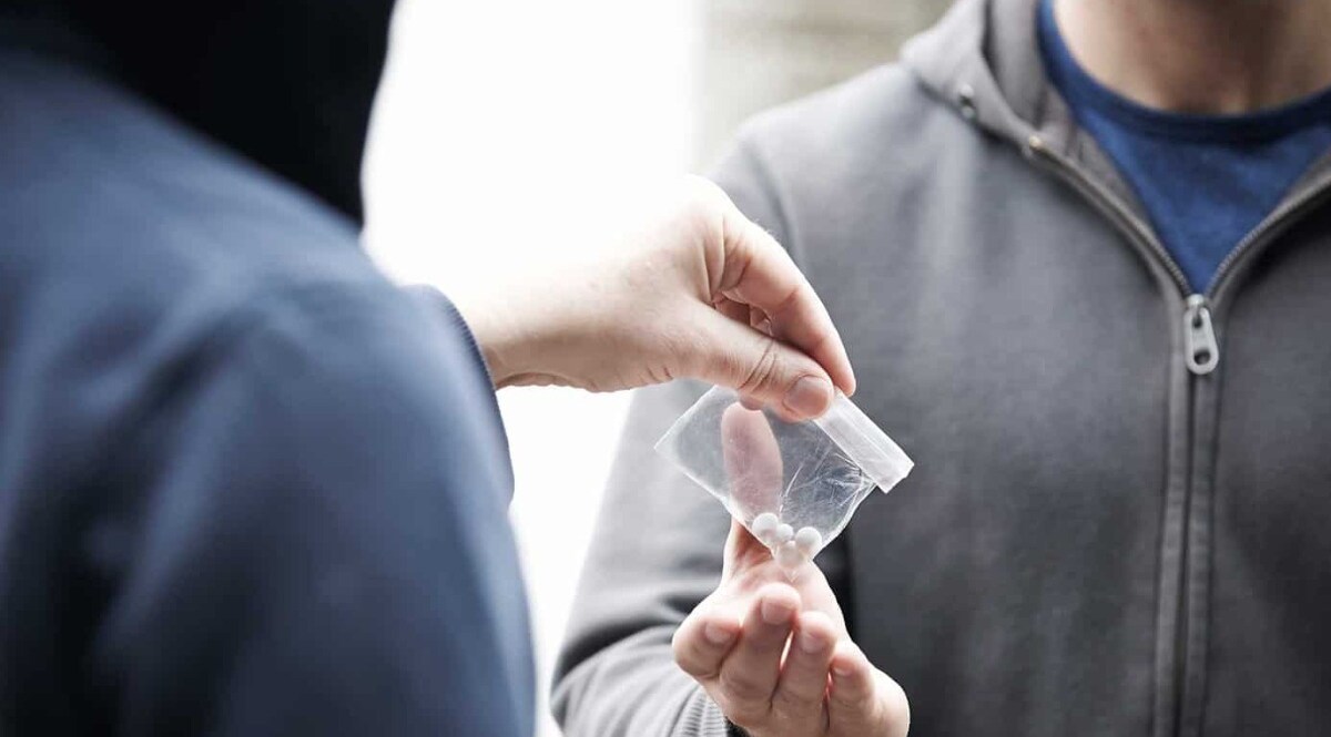 ड्रग्स की लत लगाकर बेटे से करवाती थी चोरी, फिर उन्हीं पैसों से मां करती थी अय्याशी CrimeTak