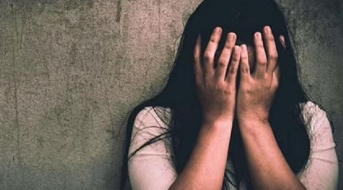 झाड़ फूंक के नाम पर बलात्कार, दरगाह में चादर बेचने वाले मौलवी राहत पर संगीन इल्जाम, वीडियो वारयल होने पर मचा हड़कंप CrimeTak