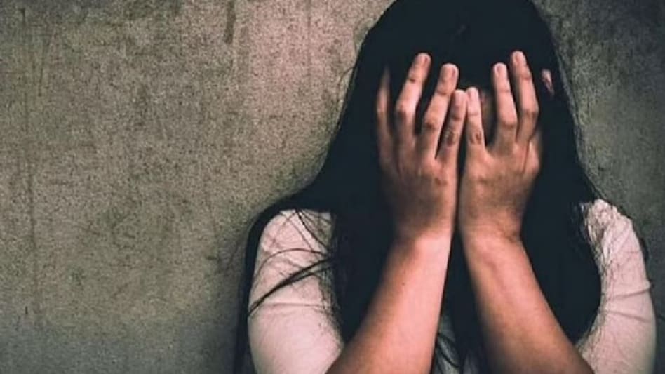 झाड़ फूंक के नाम पर बलात्कार, दरगाह में चादर बेचने वाले मौलवी राहत पर संगीन इल्जाम, वीडियो वारयल होने पर मचा हड़कंप झाड़ फूंक के नाम पर बलात्कार, दरगाह में चादर बेचने वाले मौलवी राहत पर संगीन इल्जाम, वीडियो वारयल होने पर मचा हड़कंप