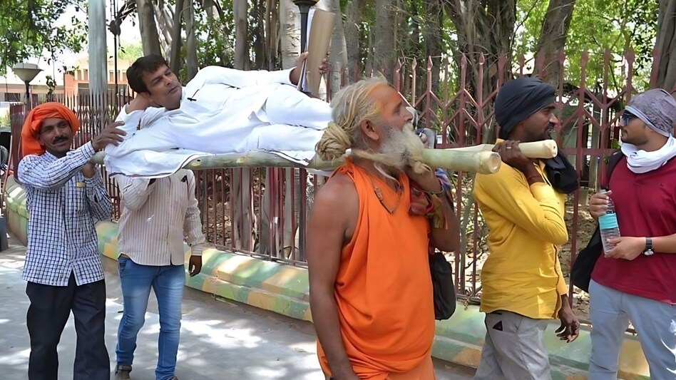 गोरखपुर में अर्थी पर लेट कर नामांकन भरने पहुंचे अर्थी बाबा, एमबीए पास नेता ने श्मशान में खोला चुनावी दफ्तर गोरखपुर में अर्थी पर लेट कर नामांकन भरने पहुंचे अर्थी बाबा, एमबीए पास नेता ने श्मशान में खोला चुनावी दफ्तर