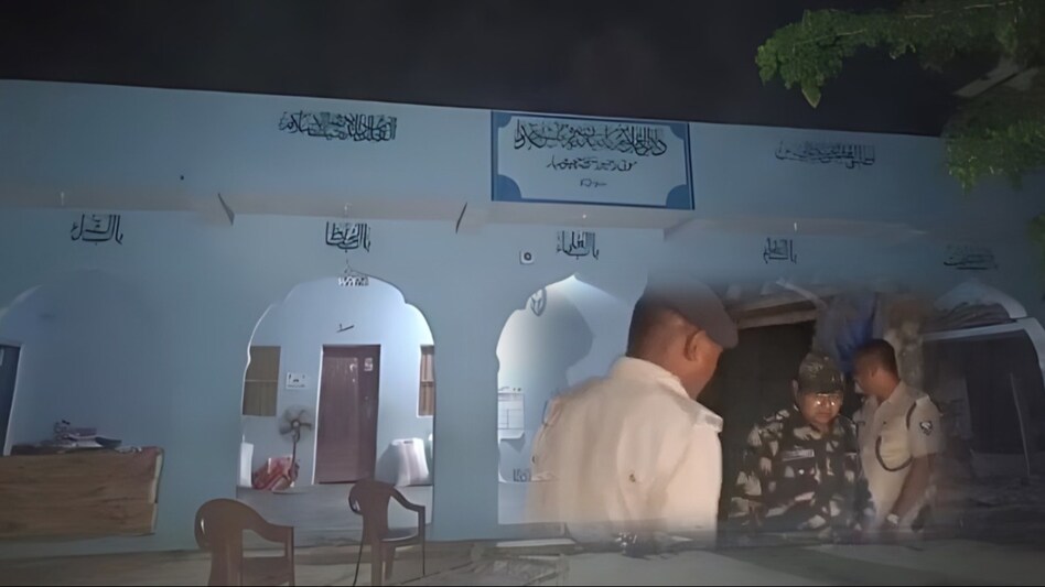 ब्लास्ट में मौलवी की मौत, गिरिराज ने कहा मदरसे आतंक के अड्डे, बयान से बवाल ब्लास्ट में मौलवी की मौत, गिरिराज ने कहा मदरसा आतंक का अड्डा, बयान से बवाल