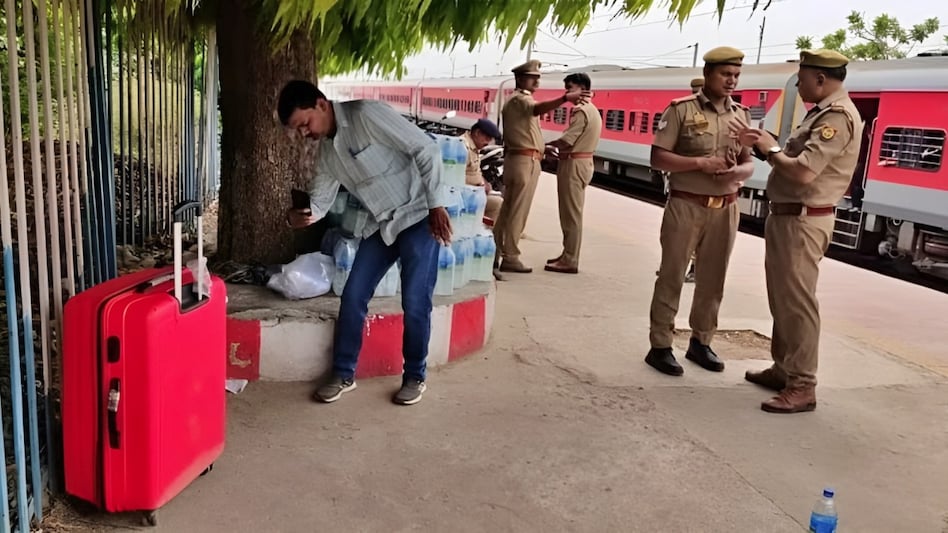 ट्रेन की जनरल बोगी में लाल रंग के लावारिस सूटकेस में था महिला का अर्धनग्न धड़, सिर गायब ट्रेन की जनरल बोगी में लाल रंग के लावारिस सूटकेस में था महिला का अर्धनग्न धड़, सिर गायब