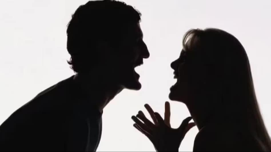 पति को था पत्नी पर अवैध संबंधों का शक, पत्नी ने आधी रात में पति के साथ कर दिया ये कांड पति को था पत्नी पर अवैध संबंधों का शक, पत्नी ने आधी रात में पति के साथ कर दिया ये कांड