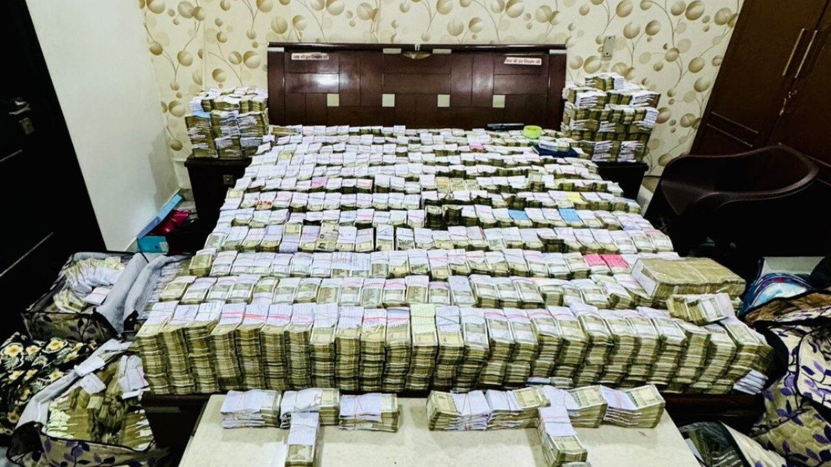 जूता कारोबारियों के यहां बेहिसाब दौलत, बेड पर बन गया पैसों का गद्दा, फोटो देख नहीं होगा यकीन CrimeTak