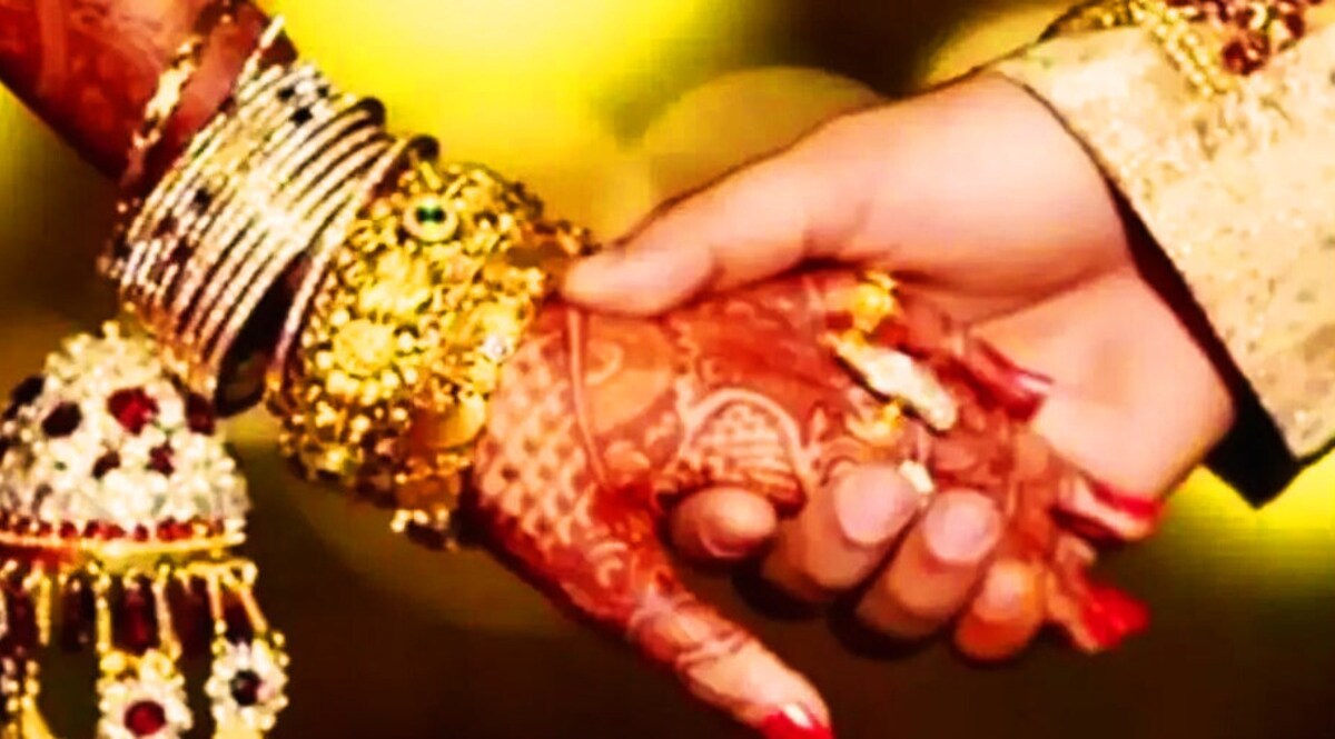 शादी के जोड़े में दूल्हा दुल्हन ने दे दी जान, ट्रेन के सामने कूद गए गर्लफ्रेंड-बॉयफ्रेंड, मौत की वजह चौंका देगी! CrimeTak