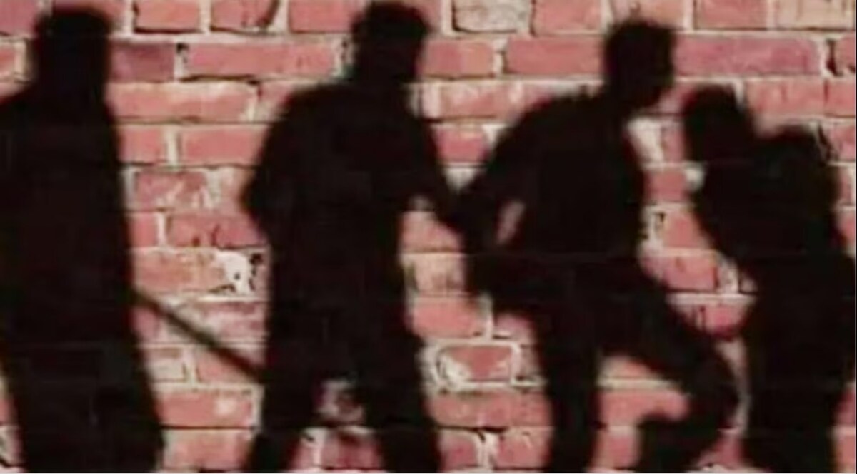 बीच बचाव करने आए पिता को छात्रों ने पीट पीटकर मार डाला CrimeTak