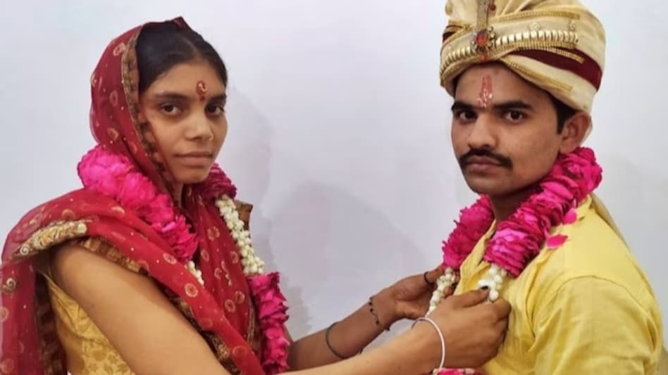 निशा से बनी 'राधिका'... बरेली में मुस्लिम युवती ने रचाई हिंदू युवक से शादी निशा से बनी 'राधिका'... बरेली में मुस्लिम युवती ने रचाई हिंदू युवक से शादी