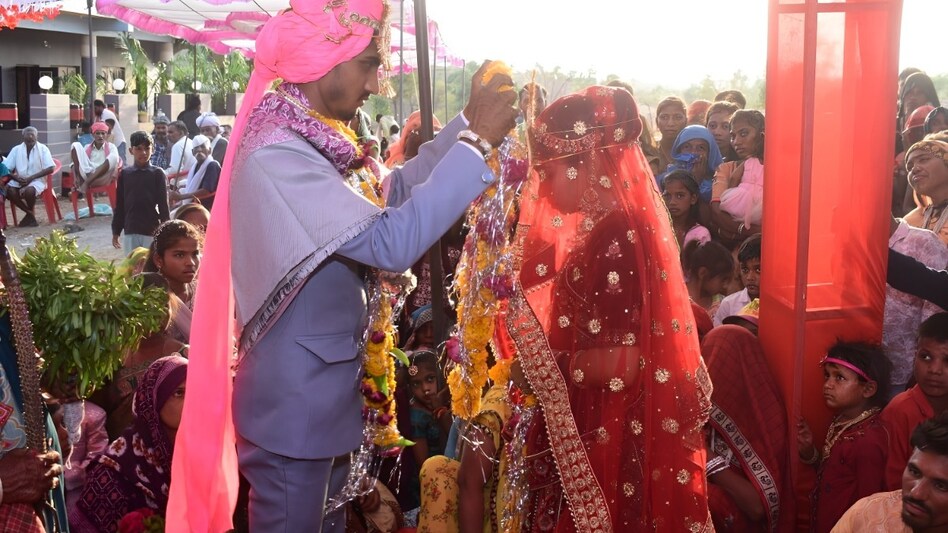 दुल्हन को दूल्हे की बाहों से खींच ले गए गुंडे! गुजरात में हुआ अजीबोगरीब वाकया दुल्हन को दूल्हे की बाहों से खींच ले गए गुंडे! गुजरात में हुआ अजीबोगरीब वाकया