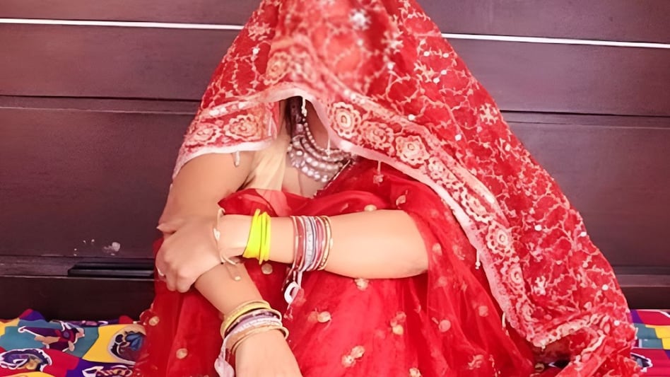 शादी के 25वें दिन पति ने पार की सारी हदें, नई दुल्हन को जलाया, बाल काटे, पुलिस ने किया गिरफ्तार शादी के 25वें दिन पति ने पार की सारी हदें, नई दुल्हन को जलाया, बाल काटे, पुलिस ने किया गिरफ्तार