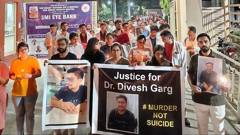 मेडिकल स्टूडेंट की थीसिस को HOD ने किया रिजेक्ट, छात्र ने ली अपनी जान, कॉलेज के खिलाफ हुआ प्रदर्शन मेडिकल स्टूडेंट की थीसिस को HOD ने किया रिजेक्ट, छात्र ने ली अपनी जान, कॉलेज के खिलाफ हुआ प्रदर्शन