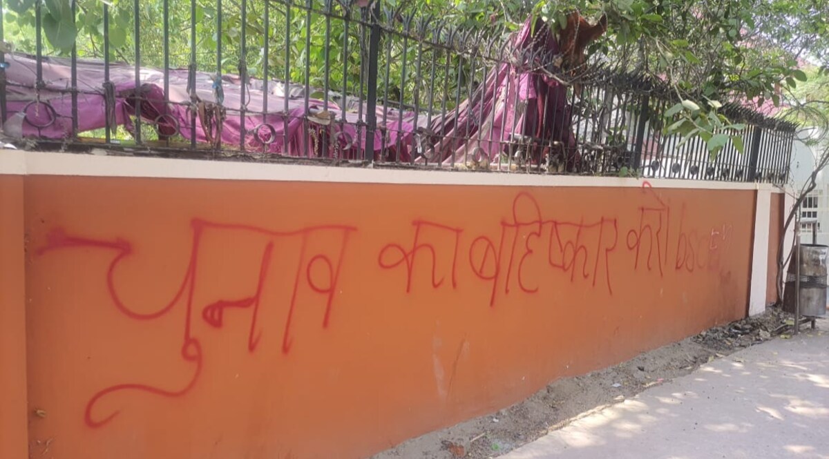 डीयू में लिखा गया 'चुनाव का बहिष्कार करो', 'नक्सलबाड़ी जिंदाबाद', पुलिस ने दर्ज किया मुकदमा CrimeTak