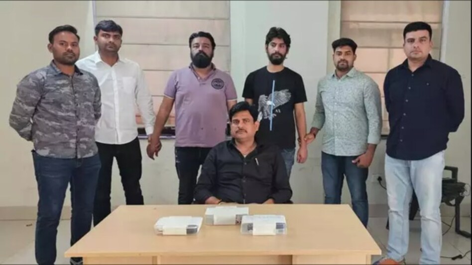फर्जी CBI, NIA अधिकारी बनकर 39 लोगों से ठगे 1 करोड़ 68 लाख रुपए फर्जी CBI, NIA अधिकारी बनकर 39 लोगों से ठगे 1 करोड़ 68 लाख रुपए