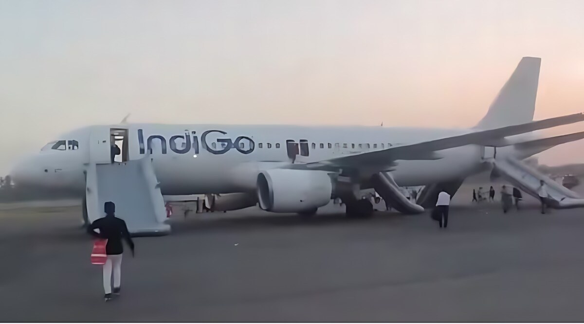 Delhi Airport पर बम की धमकी के बाद 'IndiGo' प्लेन की खिड़की से कूदे लोग CrimeTak