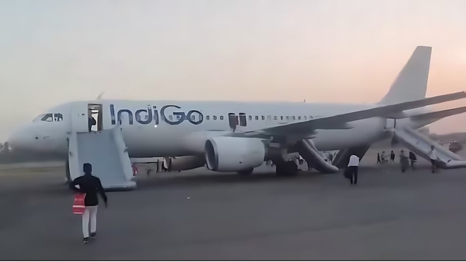 Delhi Airport पर बम की धमकी के बाद 'IndiGo' प्लेन की खिड़की से कूदे लोग Delhi Airport पर बम की धमकी के बाद 'IndiGo' प्लेन की खिड़की से कूदे लोग