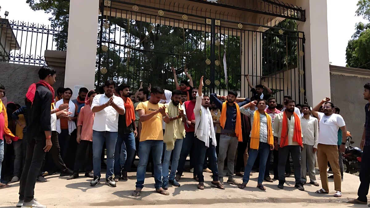 Patna Chandan Yadav Arrest: हर्ष राज हत्याकांड का मुख्य आरोपी चंदन यादव गिरफ्तार, प्रदर्शन कर रहे छात्रों पर पुलिस का लाठीचार्ज Patna Chandan Yadav Arrest: हर्ष राज हत्याकांड का मुख्य आरोपी चंदन यादव गिरफ्तार, प्रदर्शन कर रहे छात्रों पर लाठीचार्ज