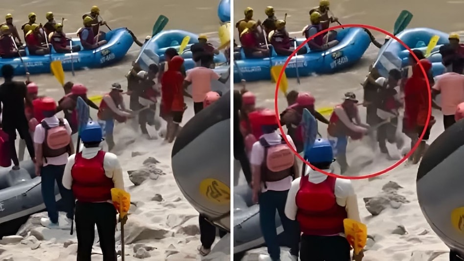 VIDEO: ऋषिकेश में टूरिस्टों को राफ्टिंग गाइड ने खूब पीटा, चले लात घूसे, वीडियो वायरल VIDEO: ऋषिकेश में टूरिस्टों को राफ्टिंग गाइड ने खूब पीटा, चले लात घूसे, वीडियो वायरल