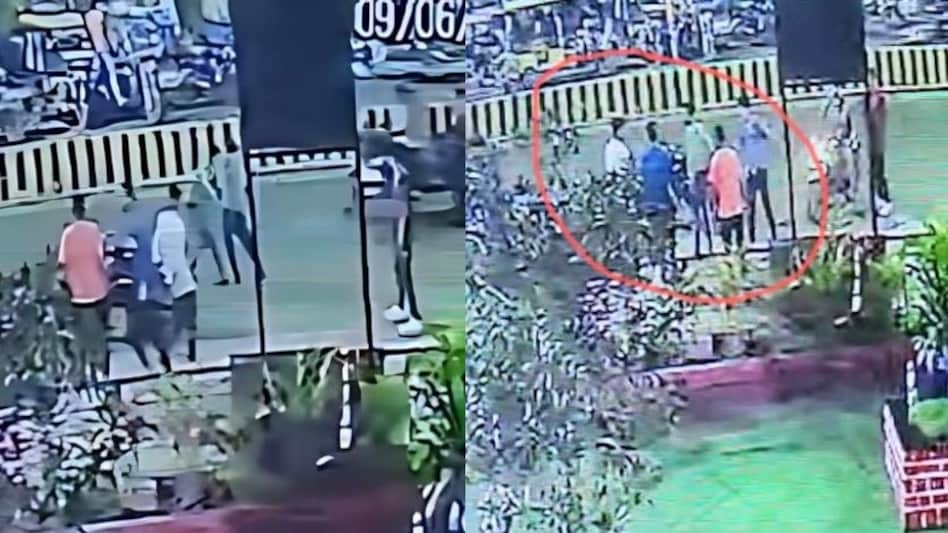 SSP Office के बाहर इंजीनियरिंग स्टूडेंट की हत्या, बीच सड़क दोस्तों ने चाकू से गोद कर मार डाला SSP Office के बाहर इंजीनियरिंग स्टूडेंट की हत्या, बीच सड़क दोस्तों ने चाकू से गोद कर मार डाला