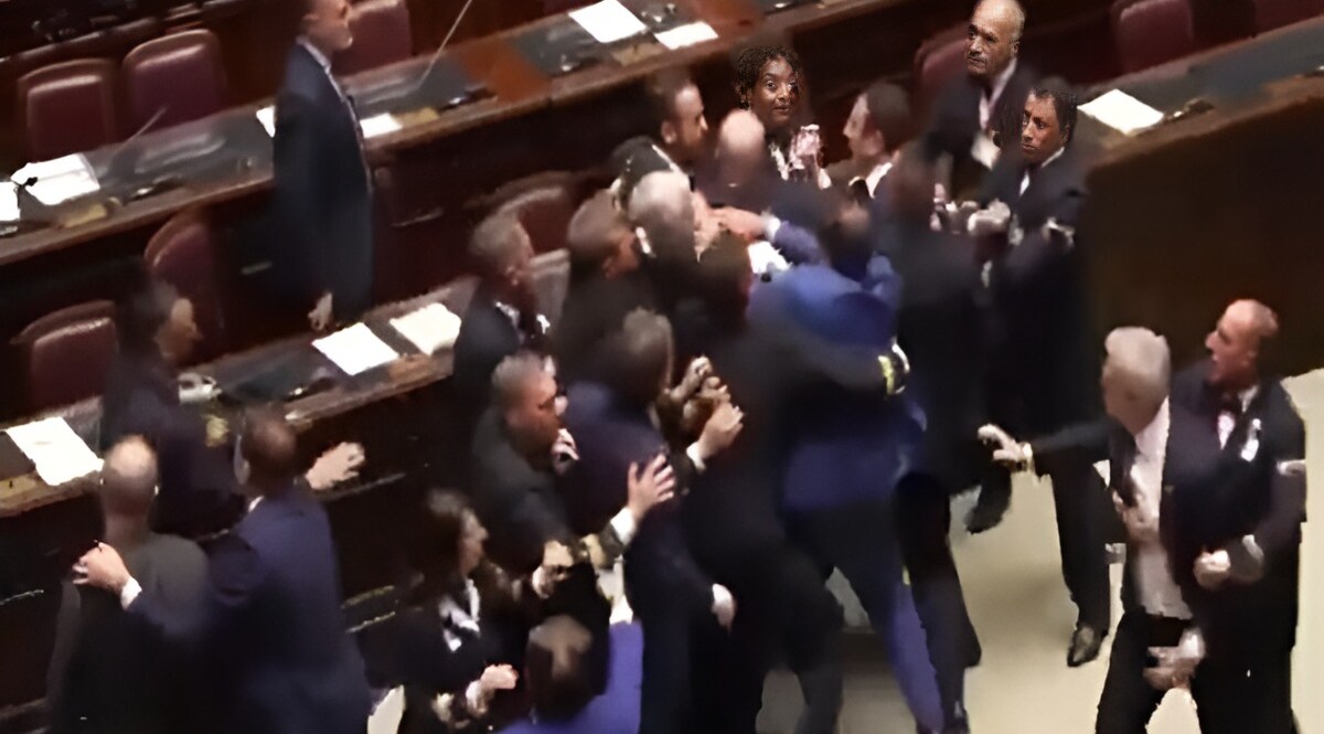 ITALY की संसद में चले दे दनादन लात घूंसे, G7 SUMMIT से पहले सामने आया तमाशा, Video हुआ Viral CrimeTak