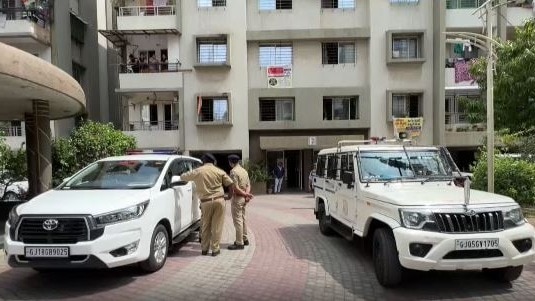 डायमंड सिटी सूरत के फ्लैट से मिले चार बुजुर्गों के शव, हत्या और आत्महत्या में उलझा पेंच, जाँच में जुटी पुलिस डायमंड सिटी सूरत के फ्लैट से मिले चार बुजुर्गों के शव, हत्या और आत्महत्या में उलझा पेंच, जाँच में जुटी पुलिस