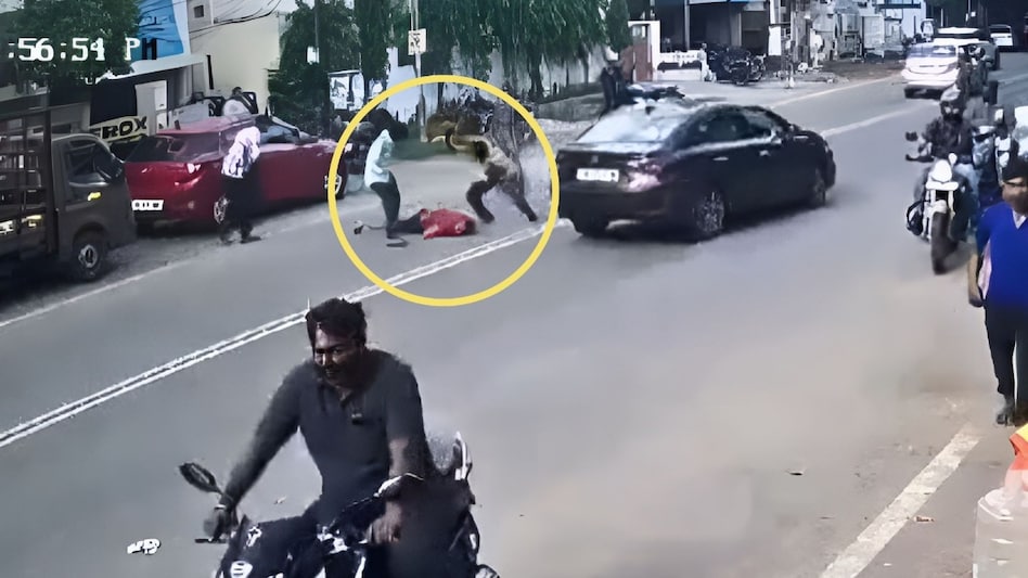 चेन्नई में बीजेपी महिला नेता के पति पर जानलेवा हमला, बीच सड़क धारदार हथियारों से किए वार, मरा समझकर छोड़ गए बदमाश चेन्नई में बीजेपी महिला नेता के पति पर जानलेवा हमला, बीच सड़क धारदार हथियारों से किए वार, मरा समझकर छोड़ गए बदमाश