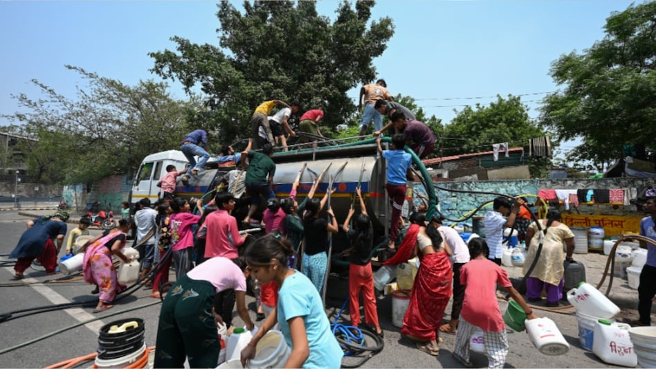 पानी को लेकर फूटा लोगों का गुस्सा, दिल्ली जल बोर्ड ऑफिस में की तोड़फोड़, खिड़की-शीशे चकनाचूर पानी को लेकर फूटा लोगों का गुस्सा, दिल्ली जल बोर्ड ऑफिस में की तोड़फोड़, खिड़की-शीशे चकनाचूर
