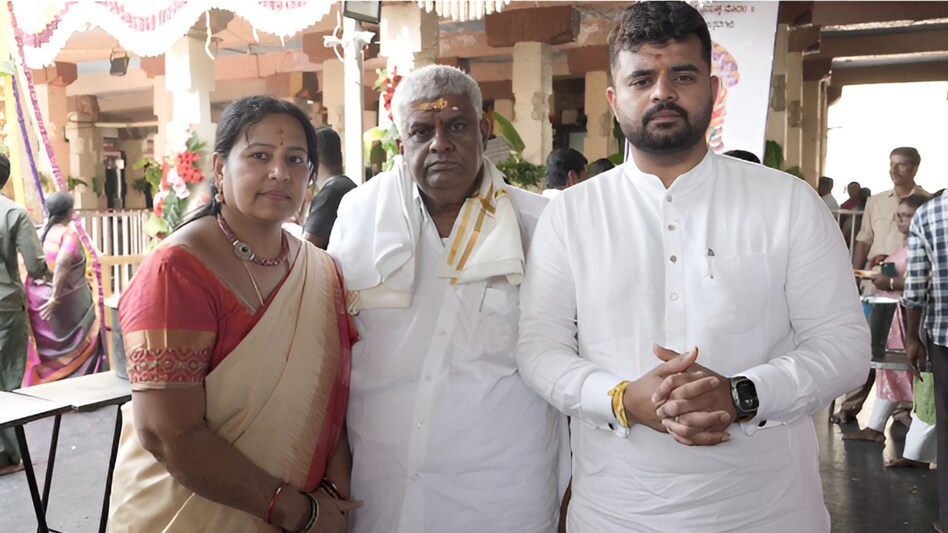 Sex Scandal Case में प्रज्वल की मां निकली Mastermind, पीड़ित को Kidnap करने की रची साजिश, SIT का सनसनीखेज खुलासा Sex Scandal Case में प्रज्वल की मां निकली Mastermind, पीड़ित को Kidnap करने की रची साजिश, SIT का सनसनीखेज खुलासा