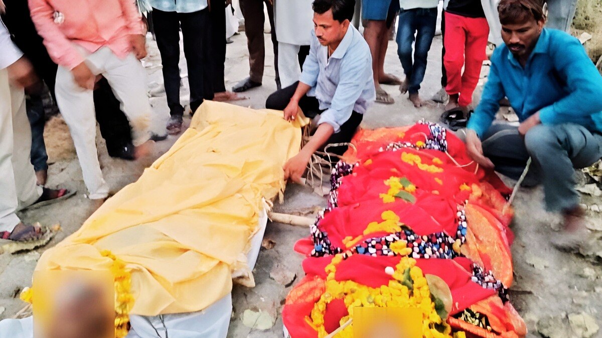 जालौन में पत्नी को चिता पर लिटाते ही पति ने तोड़ दिया दम, रुला देगी सात जन्मों के वचन की ये कहानी जालौन में पत्नी को चिता पर लिटाते ही पति ने तोड़ दिया दम, रुला देगी सात जन्मों के वचन की ये कहानी