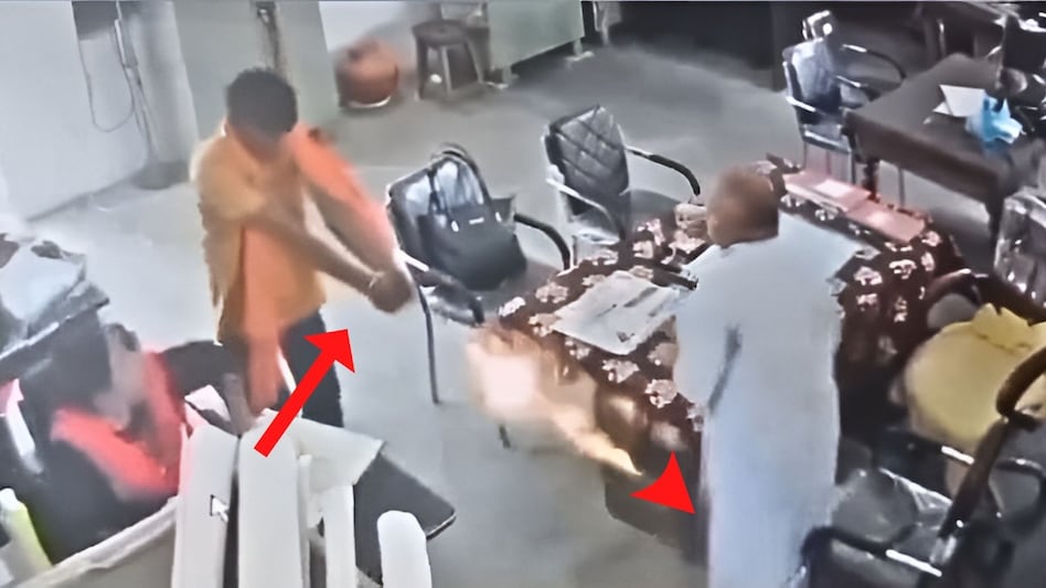 Video: प्रिंसिपल को ऑफिस में घुसकर मारी गोली, जिस नालंदा में पीएम मोदी आए, वहीं हुई वारदात Video: प्रिंसिपल को ऑफिस में घुसकर मारी गोली, जिस नालंदा में पीएम मोदी आए, वहीं हुई वारदात