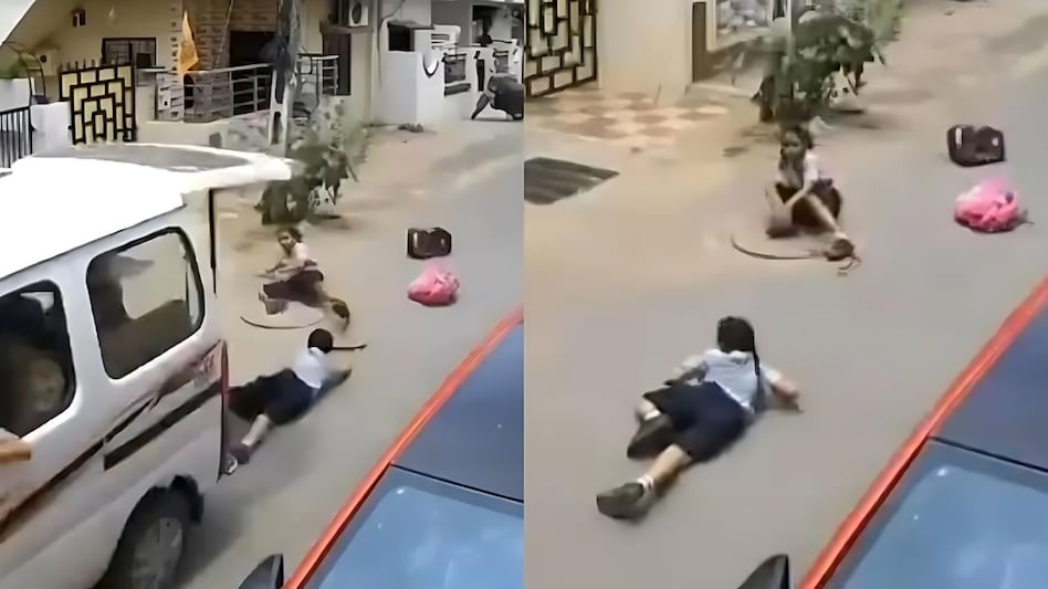 चलती वैन का पिछला दरवाजा अचानक खुला, दो लड़कियां बीच सड़क पर गिरीं, VIDEO देख आप भी रह जाएंगे हैरान चलती वैन का पिछला दरवाजा अचानक खुला, दो लड़कियां बीच सड़क पर गिरीं, VIDEO देख आप भी रह जाएंगे हैरान