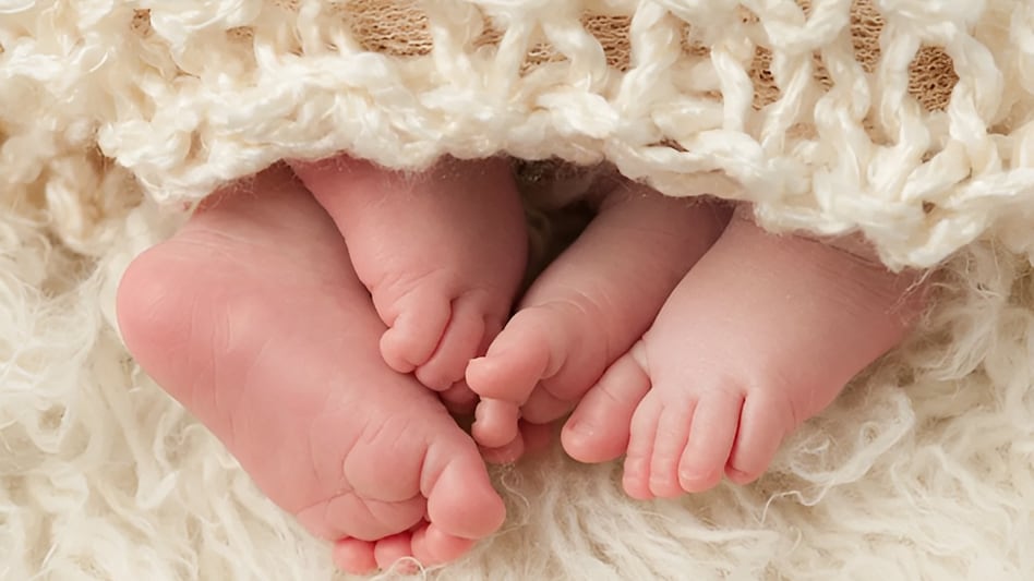 बेटे की चाहत में हैवान बना परिवार, नवजात जुड़वां बच्चियों की हत्या के बाद शव जमीन में गाड़ दिए! पुलिस ने कब्र से निकाले शव बेटे की चाहत में हैवान बना परिवार, नवजात जुड़वां बच्चियों की हत्या के बाद शव जमीन में गाड़ दिए! पुलिस ने कब्र से निकाले शव