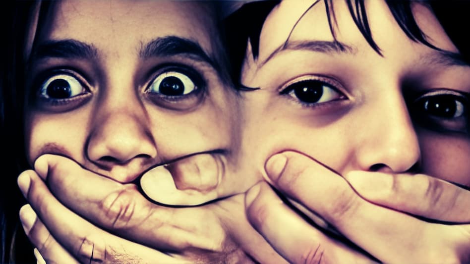 दो बच्चों को कार में छोड़कर शाॉपिंग को गए पापा मम्मी, कार समेत हो गई बच्चों की किडनैपिंग, सावधान रहें! दो बच्चों को कार में छोड़कर शाॉपिंग को गए पापा मम्मी, कार समेत हो गई बच्चों की किडनैपिंग, सावधान रहें!