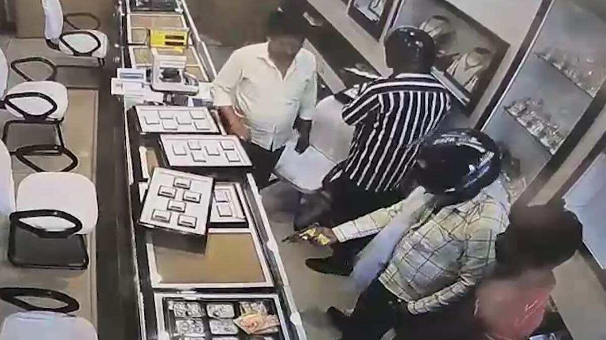 VIDEO: ज्वेलरी शॉप में दिनदहाड़े 1.40 करोड़ की लूट, विरोध करने पर मारी गोली, कैश और गहने लेकर चलते बने लुटेरे VIDEO: ज्वेलरी शॉप में दिनदहाड़े 1.40 करोड़ की लूट, विरोध करने पर मारी गोली, कैश और गहने लेकर चलते बने लुटेरे