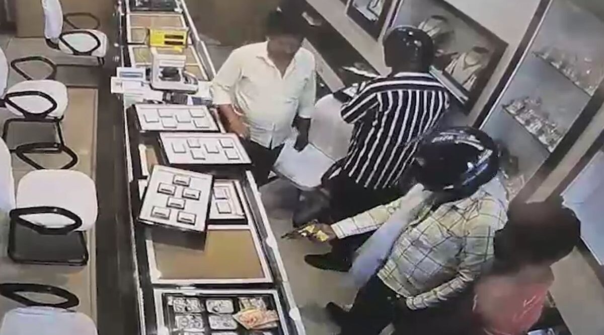 VIDEO: ज्वेलरी शॉप में दिनदहाड़े 1.40 करोड़ की लूट, विरोध करने पर मारी गोली, कैश और गहने लेकर चलते बने लुटेरे दुकान में लूटपाट करते बदमाश. (Video Grab)