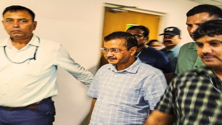 CBI ने सीएम केजरीवाल को कोर्ट में किया पेश, तीन दिन की सीबीआई हिरासत के बाद न्यायिक हिरासत में भेजे गए जेल CBI ने सीएम केजरीवाल को कोर्ट में किया पेश, तीन दिन की सीबीआई हिरासत के बाद न्यायिक हिरासत में भेजे गए जेल