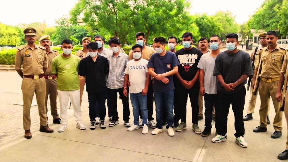 नोएडा में फैला फर्जी कॉल सेंटर का जाल, एक और फेक कॉल सेंटर का पर्दाफाश, 33 महिलाओं समेत 73 गिरफ्तार नोएडा में फैला फर्जी कॉल सेंटर का जाल, एक और फेक कॉल सेंटर का पर्दाफाश, 33 महिलाओं समेत 73 गिरफ्तार