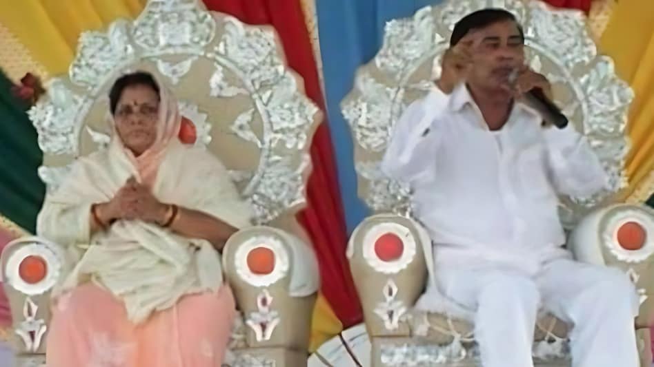 'बाबा भोला' की बड़ी बहन ने खोल दिया सनसनीखेज राज, मुर्दे में जान फूंकने वाले 'चमत्कार' का भी सच आ गया सामने 'बाबा भोला' की बड़ी बहन ने खोल दिया सनसनीखेज राज, मुर्दे में जान फूंकने वाले 'चमत्कार' का भी सच आ गया सामने