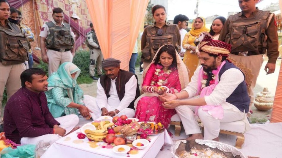 गैंगस्टर काला जठेड़ी की मां ने खाया जहर, अस्पताल में मौत, हाल ही में लेडी डॉन से हुई थी जठेड़ी की शादी गैंगस्टर काला जठेड़ी की मां ने खाया जहर, अस्पताल में मौत, हाल ही में लेडी डॉन से हुई थी जठेड़ी की शादी