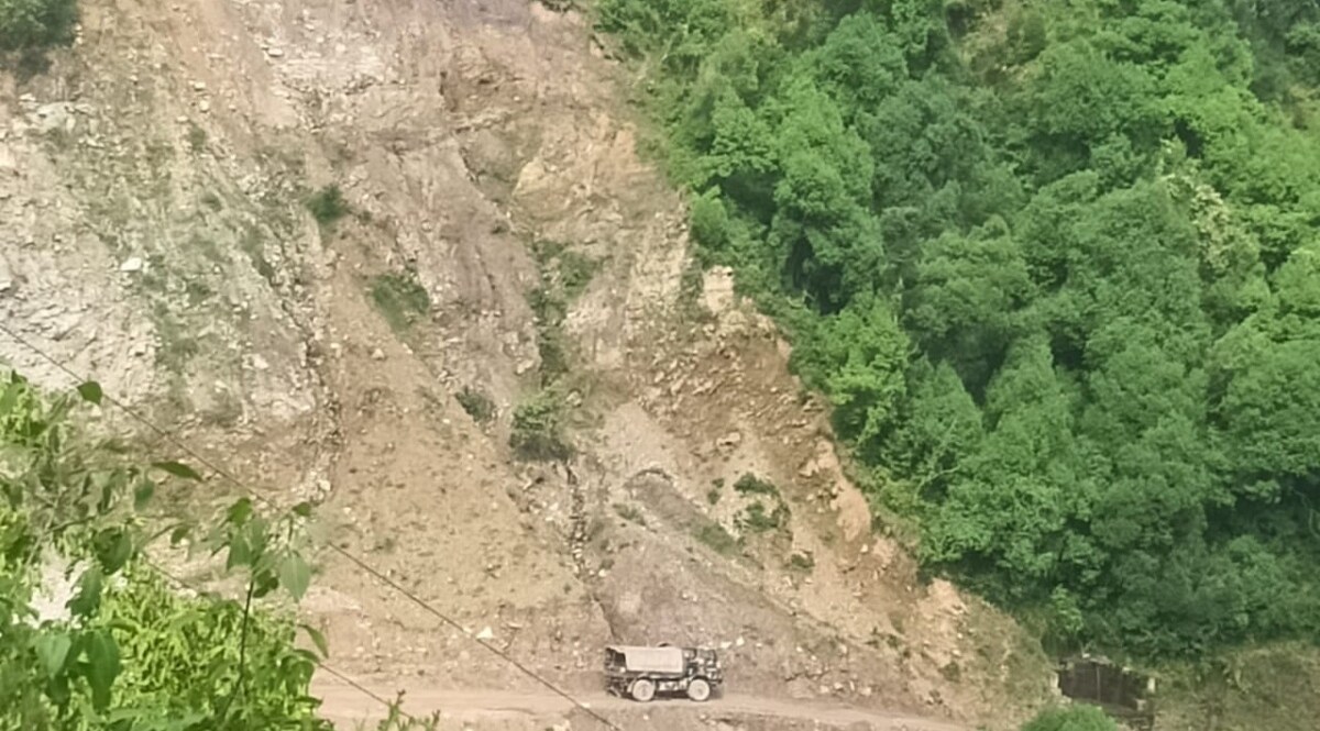 जम्मू के कठुआ में सेना के वाहन पर हुआ आतंकी हमला! देखें वीडियो CrimeTak