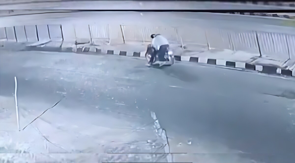 बदमाशों ने चलती Bike पर बैठे शख्स के कनपटी में मारी गोली, हत्या की सनसनीखेज वारदात CCTV में कैद CrimeTak