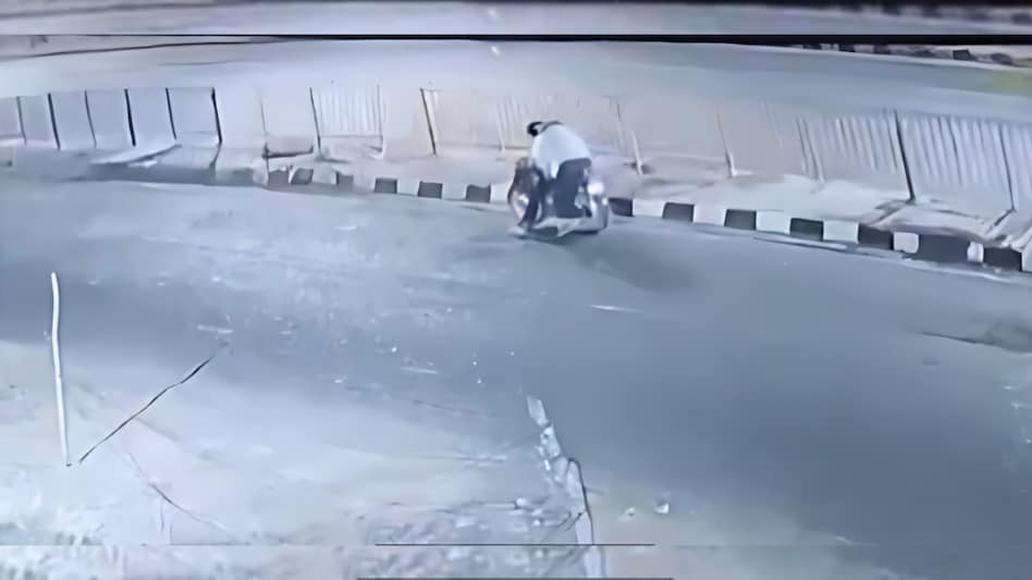 बदमाशों ने चलती Bike पर बैठे शख्स के कनपटी में मारी गोली, हत्या की सनसनीखेज वारदात CCTV में कैद बदमाशों ने चलती Bike पर बैठे शख्स के कनपटी में मारी गोली, हत्या की सनसनीखेज वारदात CCTV में कैद