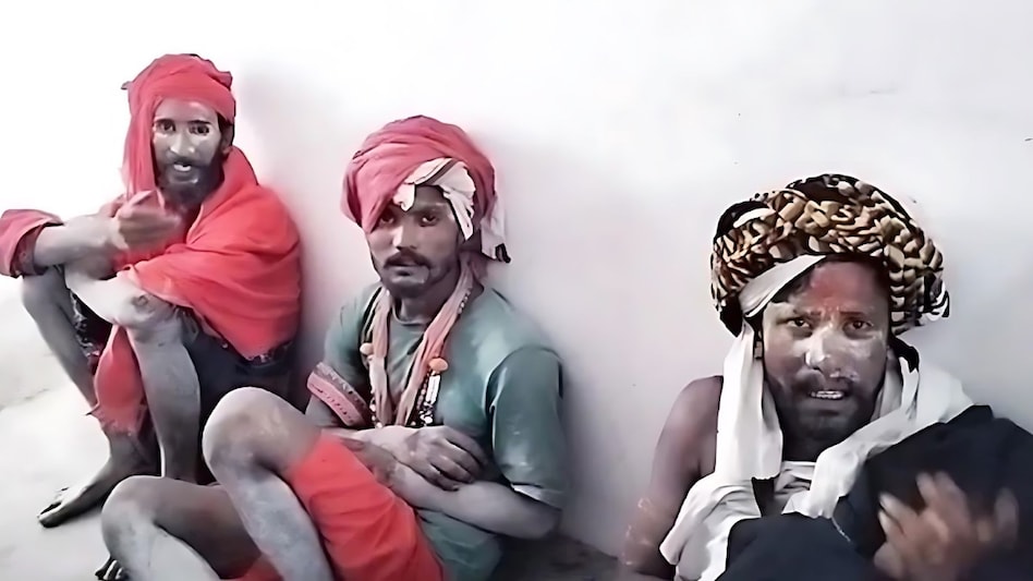 'हम मुस्लिम नहीं, हिंदू हैं…' गायत्री मंत्र-हनुमान चालीसा पढ़ी, लेकिन नहीं दिखा पाए आधार कार्ड, साधुओं पर बरसाए लाठी-डंडे 'हम मुस्लिम नहीं, हिंदू हैं…' गायत्री मंत्र-हनुमान चालीसा पढ़ी, लेकिन नहीं दिखा पाए आधार कार्ड, साधुओं पर बरसाए लाठी-डंडे