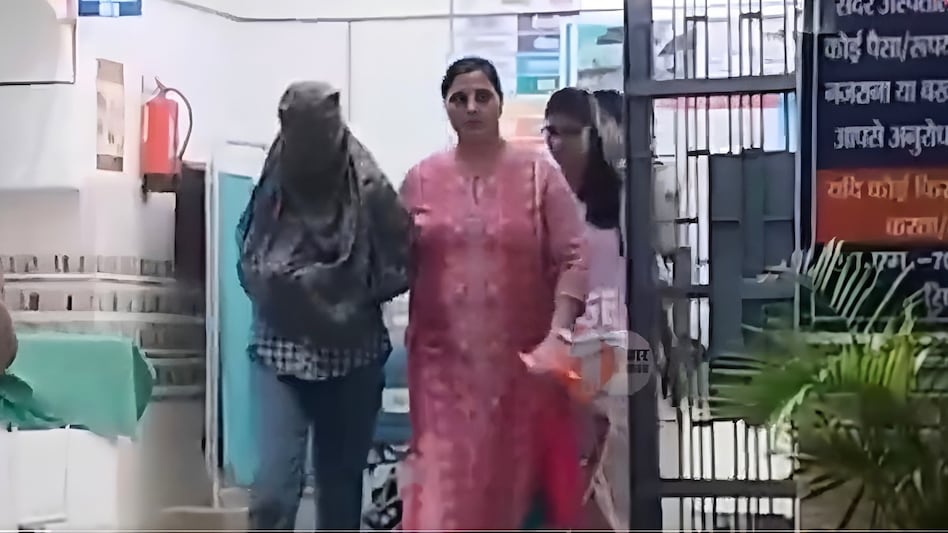 एयरपोर्ट ग्राउंड पर बॉयफ्रेंड संग अकेले में कर रही थी बात, तभी कार से आए चार मनचले और किया गैंगरेप, बॉयफ्रेंड चिल्लाया तो मुंह में ठूंसा कपड़ा एयरपोर्ट ग्राउंड पर बॉयफ्रेंड संग अकेले में कर रही थी बात, तभी कार से आए चार मनचले और किया गैंगरेप, बॉयफ्रेंड चिल्लाया तो मुंह में ठूंसा कपड़ा